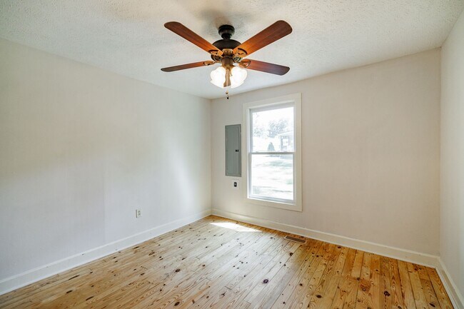 Building Photo - Beautiful Ranch Home in Prime Jefferson Location – Pet Friendly!