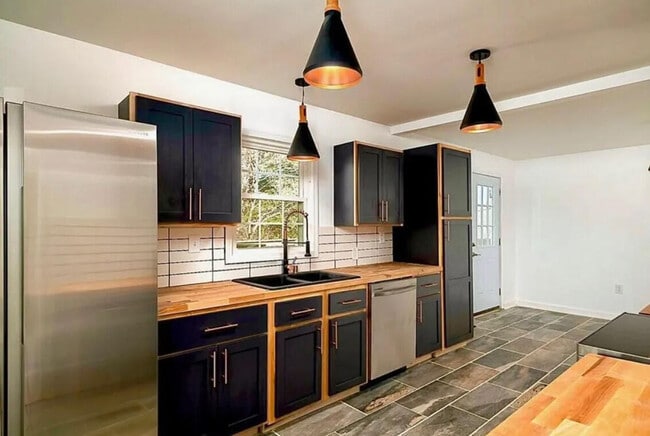 Building Photo - 667 Longview Dr