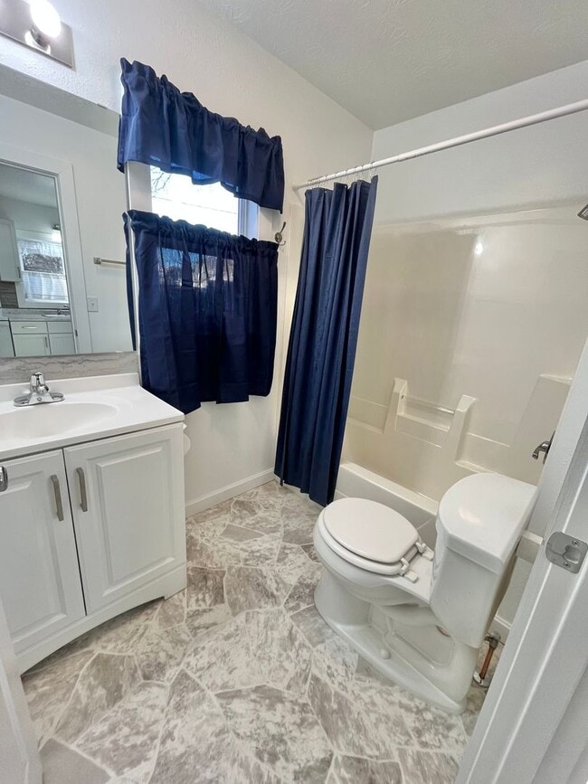Building Photo - Spacious Fully Remodeled Ground Floor Duplex!