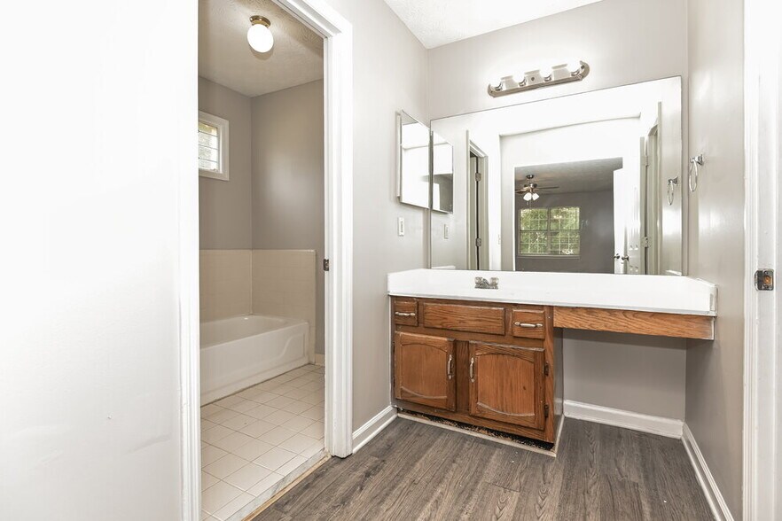 Building Photo - 1268 Brandl Dr SW