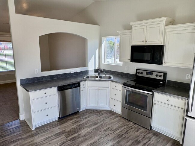 Building Photo - 2175 Roy Dr