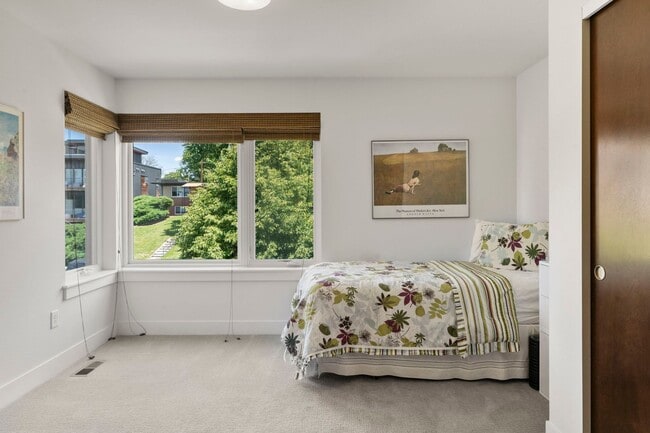 Building Photo - Modern 4BR/3.5BA Duplex with Finished Base...