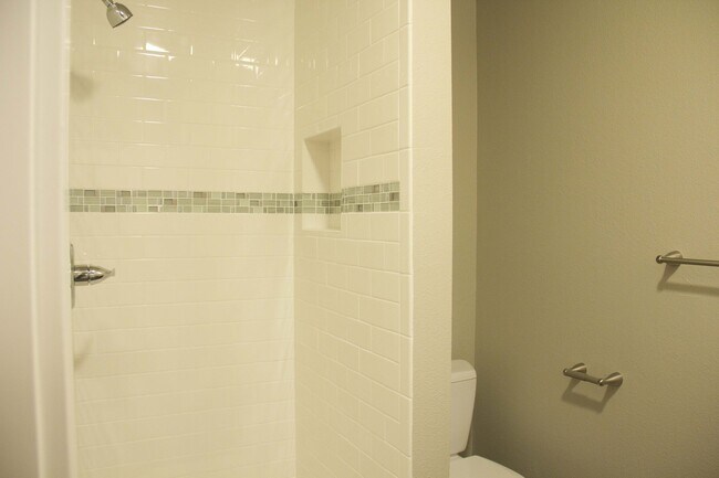 Building Photo - 2bed/2bath, W/D in unit, garage, and all d...