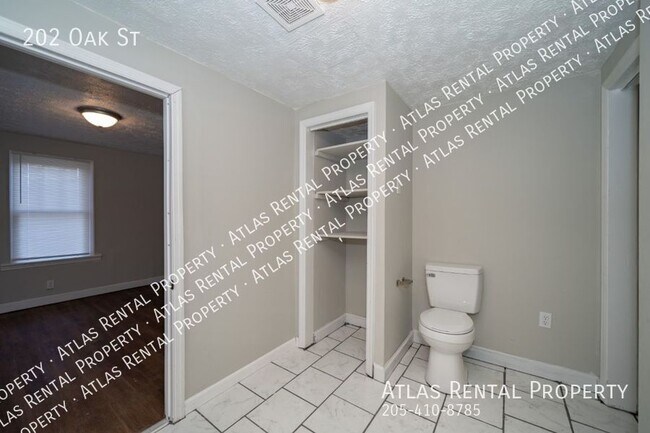 Building Photo - 202 Oak St