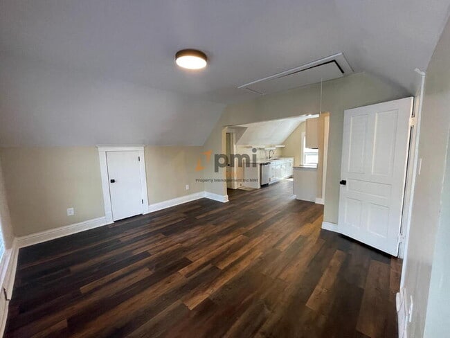 Building Photo - 1204 Manhattan St