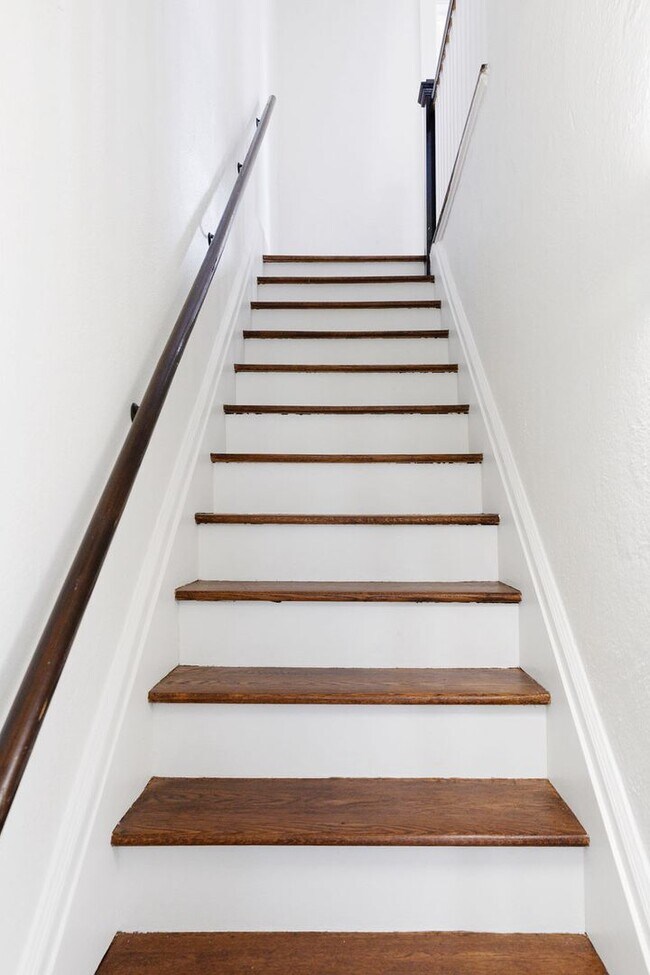 Building Photo - Renovated Home!