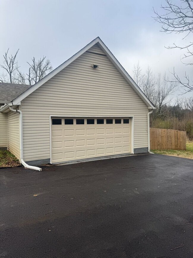 Building Photo - 4 bedroom 2.5 bath with large yard and in ground pool