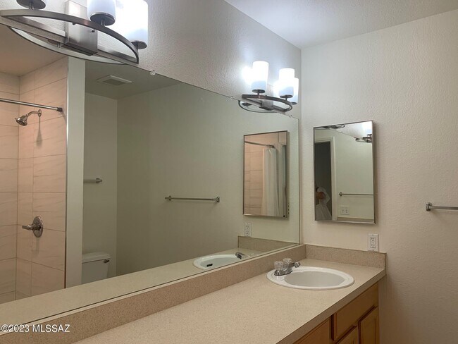 Building Photo - 6441 N Tierra De Las Catalinas