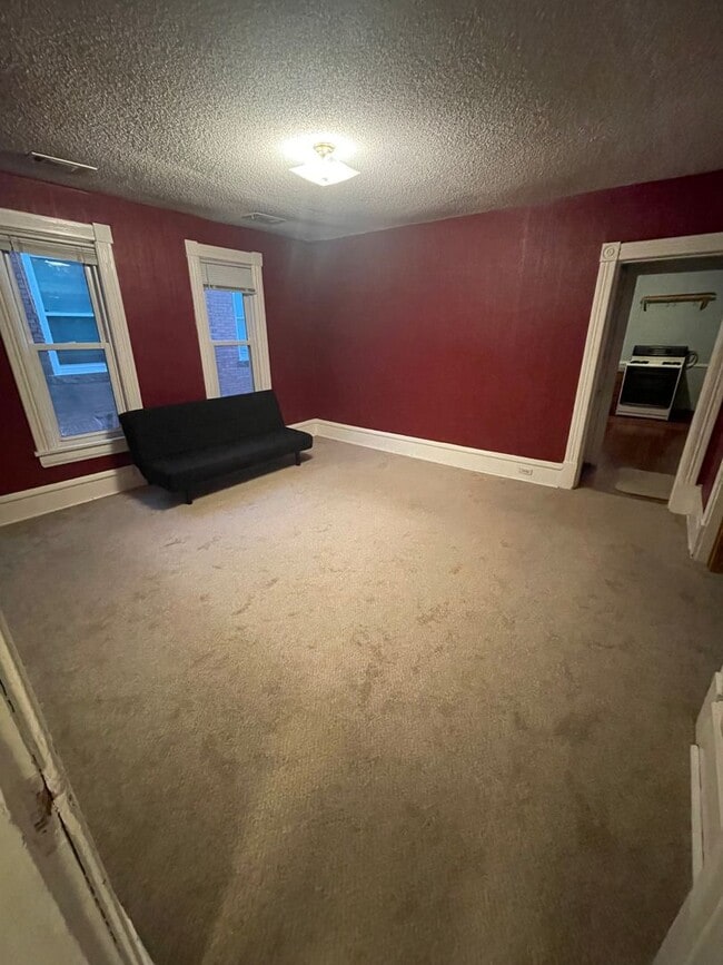 Building Photo - NE Minneapolis 2 Br / 1 Ba Upper Level Duplex - Available Now!