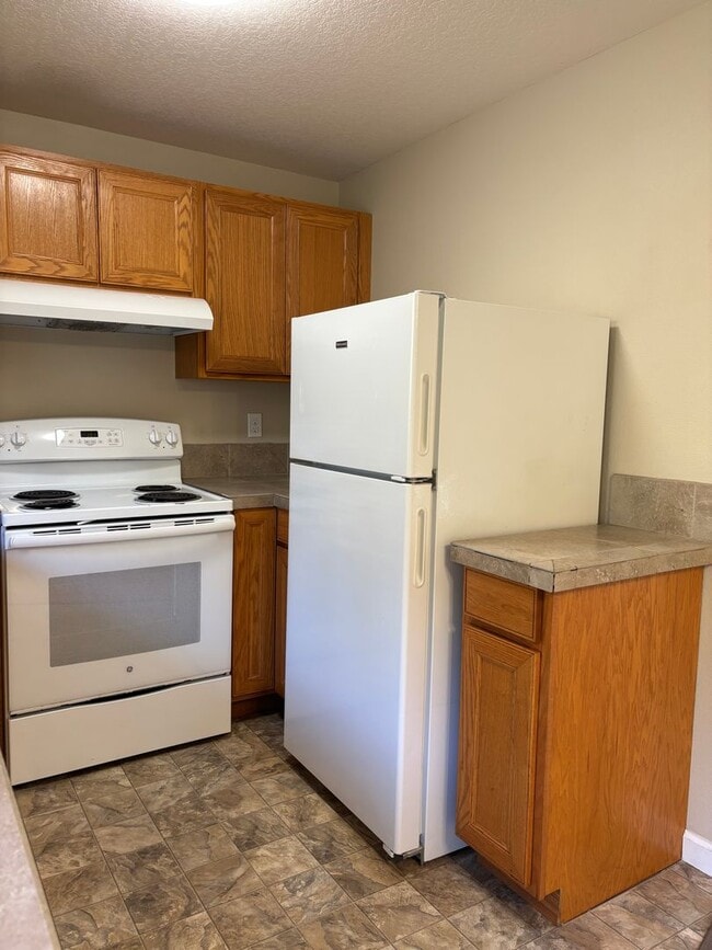 Building Photo - Located in a Desirable Area in Wilsonville 2 Bedroom Unit in a 4 Plex