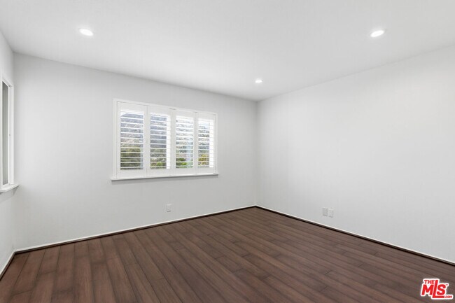 Building Photo - 2940 N Verdugo Rd