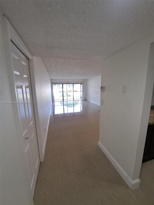Building Photo - 240 Lakeview Dr