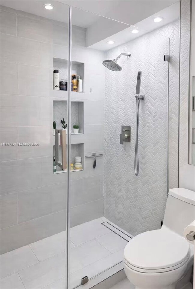 Building Photo - 2350 NE 135th St