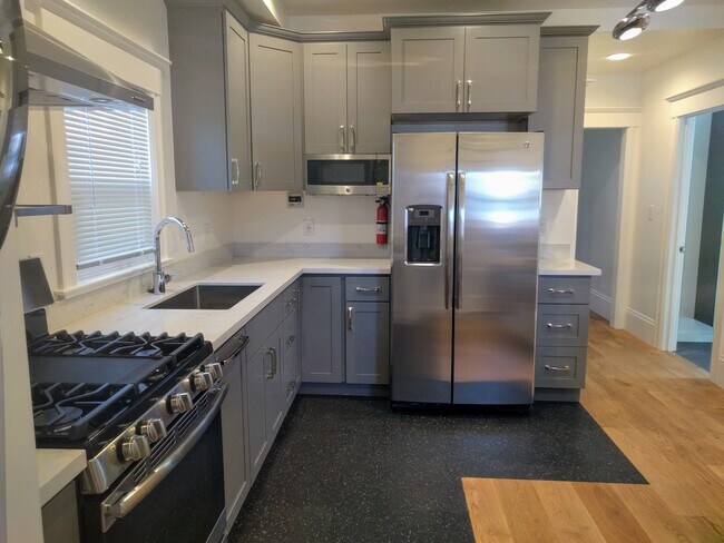 Building Photo - 678 Aileen St