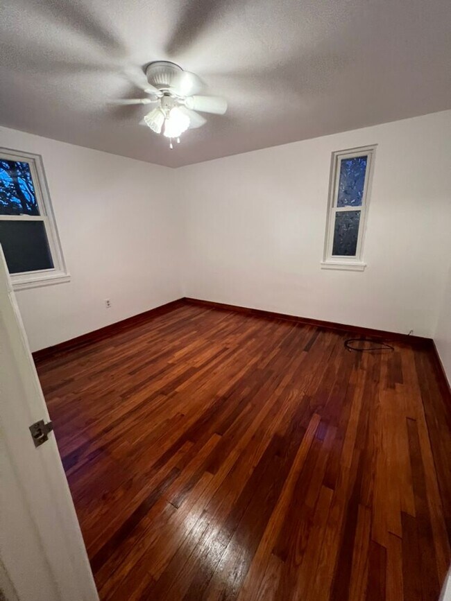 Building Photo - Updated 2 bedroom cutie in Brentwood! ** H...