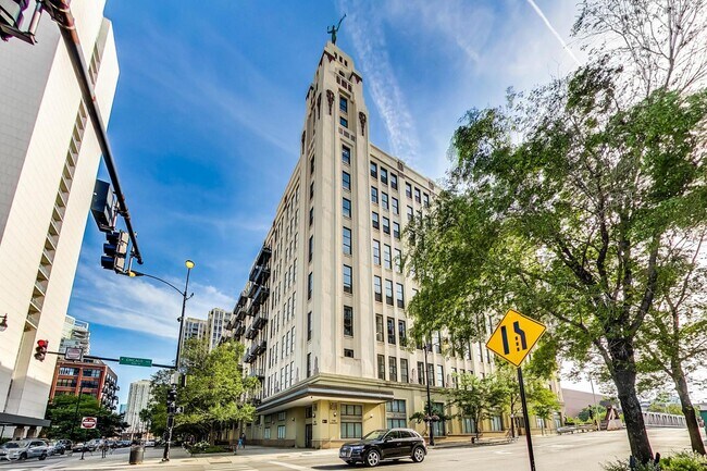 Building Photo - 758 N Larrabee St