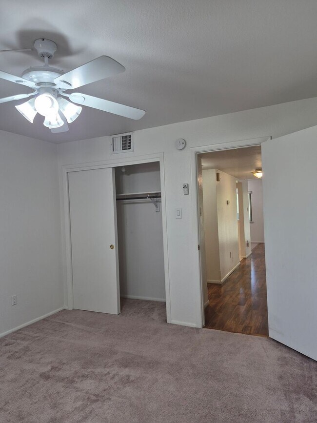 Building Photo - 925 Country Club Dr SE