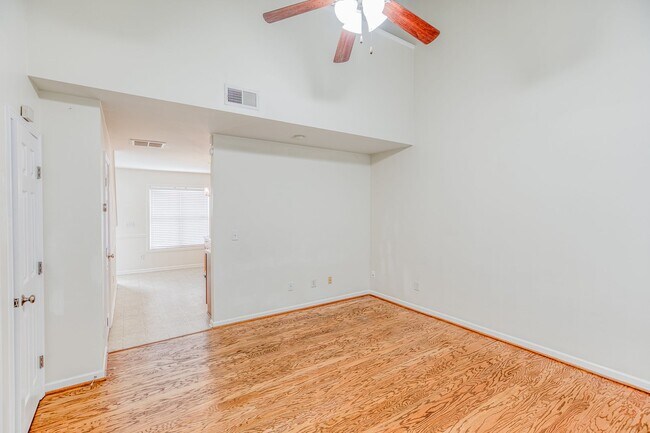 Building Photo - Beautiful 2-Story 3 bedroom and 2.5 townhouse in High Point, off Skeet Club Rd and Eastchester