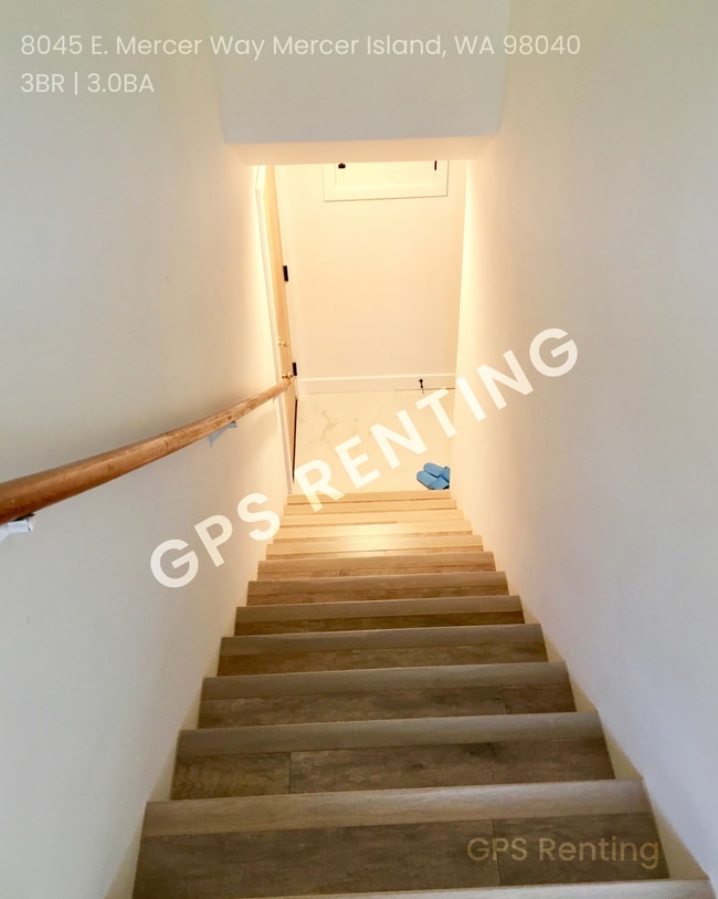 Building Photo - Elegant South Mercer Island Home with Lake...