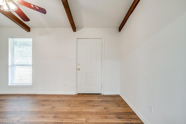 Building Photo - Charming 2-Bed, 2-Bath Duplex in Burleson