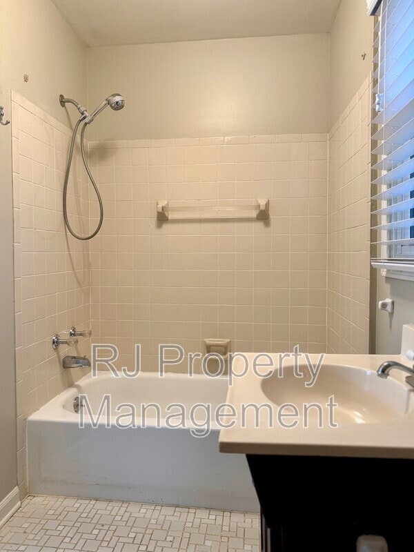 Building Photo - 2888 Midland Ave