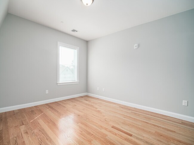 Building Photo - 7 Lowell St