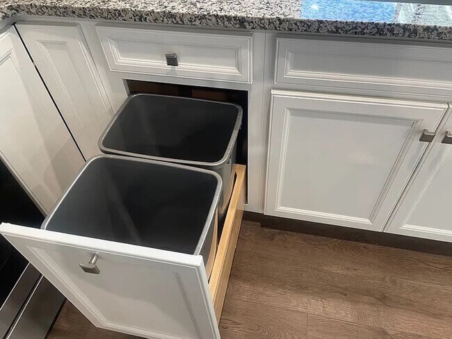 Building Photo - Newer Home