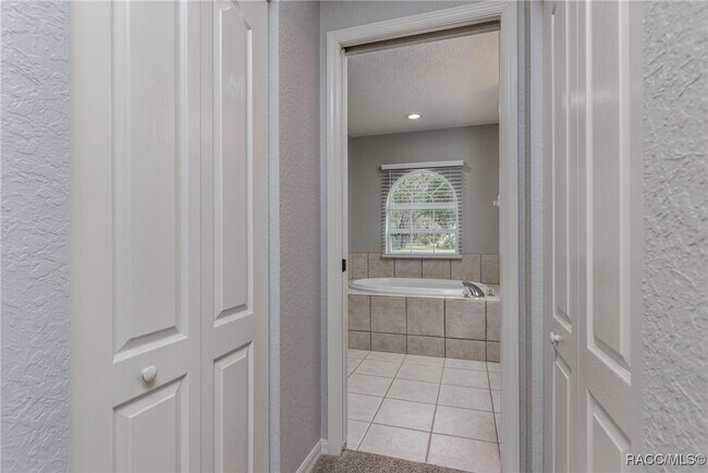 Building Photo - 320 N Fresno Ave