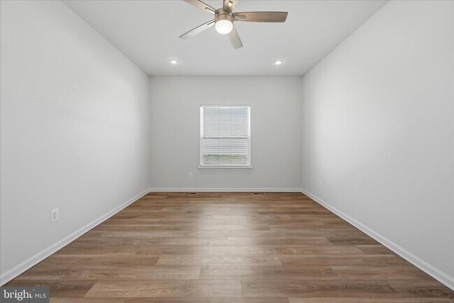 Building Photo - 148 Huntwell W Ave