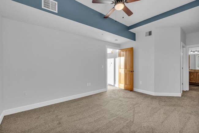 Building Photo - Top Floor Crestview Condo