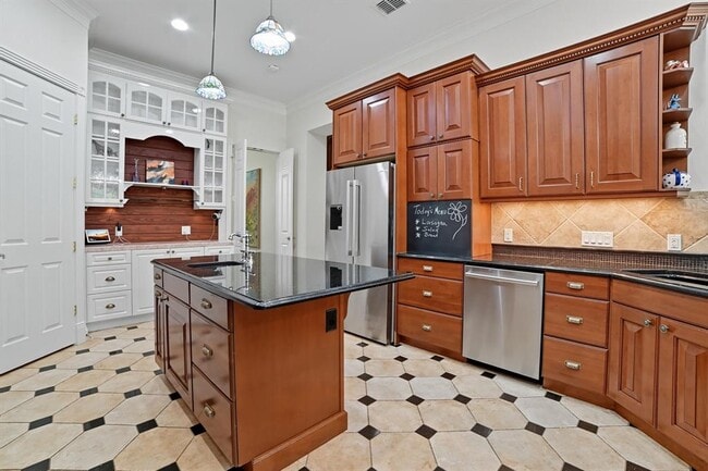 Building Photo - 500 Konstanty Cir