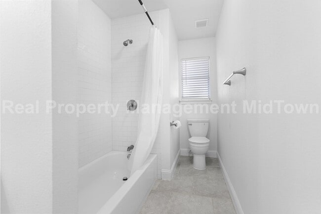 Building Photo - 512 Livingston Dr