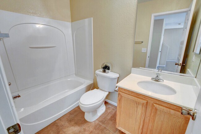 Building Photo - 4 Bedroom with Pool in Centennial Hills