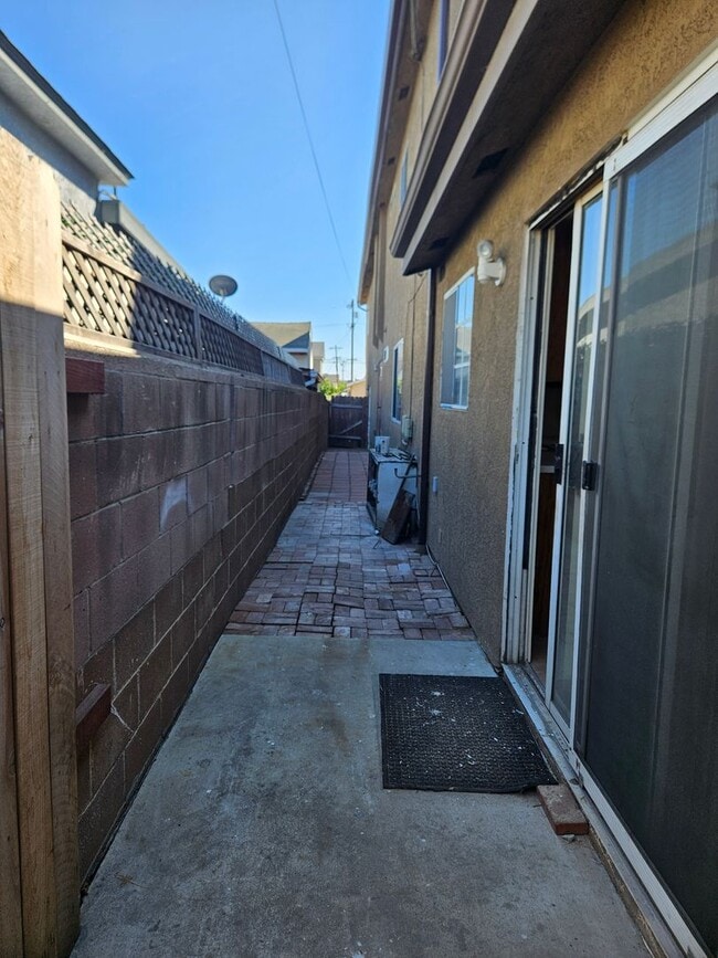 Building Photo - 12th St Omid