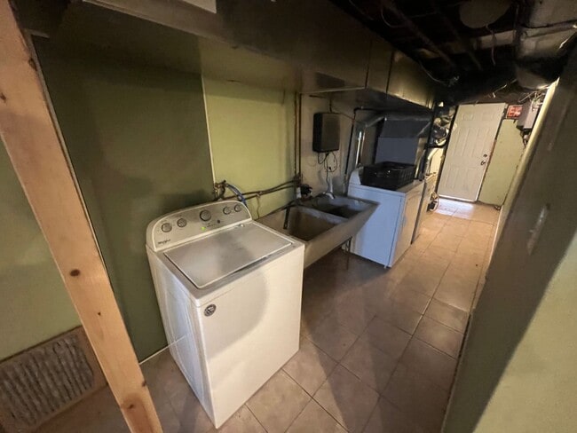 Building Photo - Charming Modern 3 Bedroom w/ Washer & Dryer & Optional 4th Bedroom in Basement | Overbrook