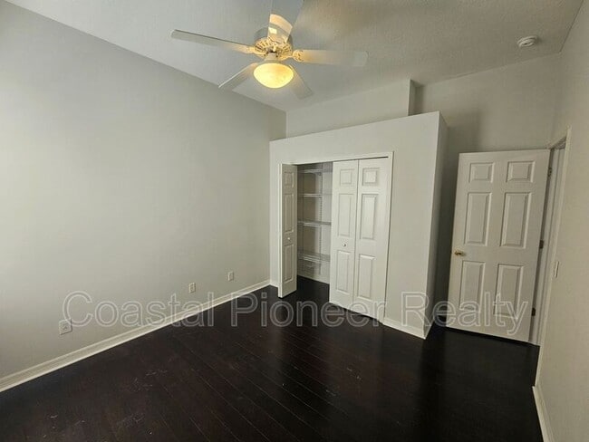 Building Photo - 10441 Greendale Dr