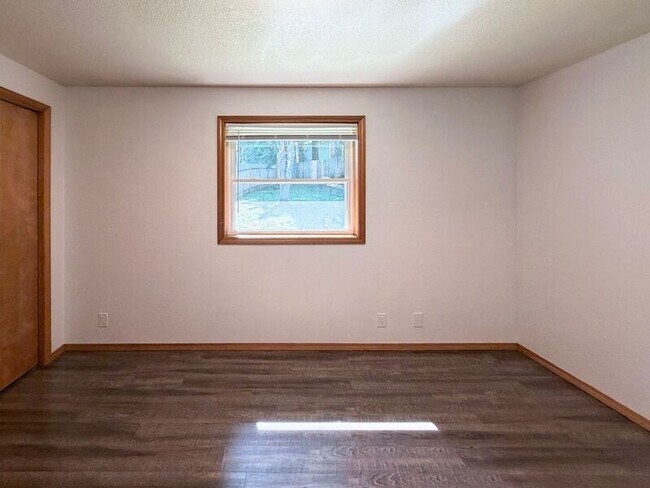 Building Photo - 24712 Parkside Dr