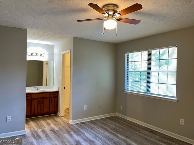 Building Photo - 5870 Sheldon Ct