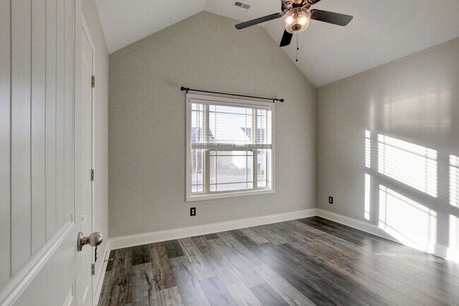 Building Photo - Sharp 3bed 2 ba.  upgrades throughout.