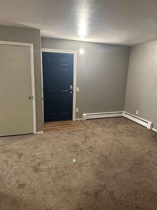 Building Photo - 3 Bed/1 Bath - Heat included!