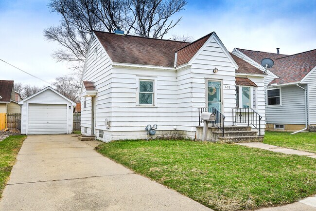 Building Photo - 603 12th Ave NW