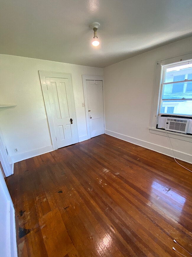 Building Photo - 714 N Van Buren St