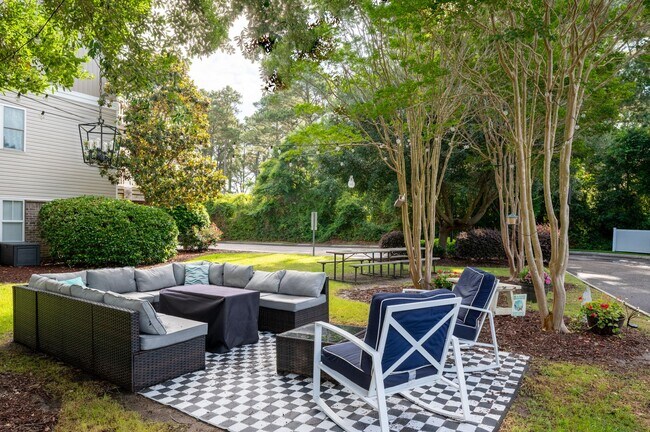 Building Photo - OFF-SEASON FURNISHED MONTHLY RENTAL AVAILABLE JAN '26