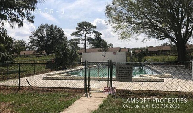 Building Photo - 301 Manor Cir