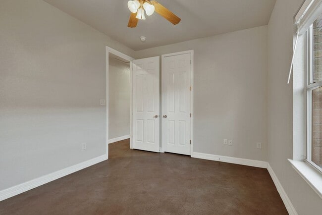 Building Photo - 388 E faust, B