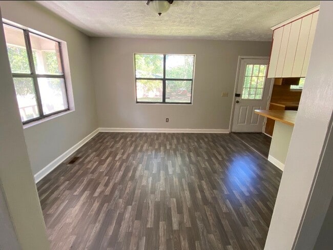 Building Photo - 3 bedroom with 2 bath brick home located i...