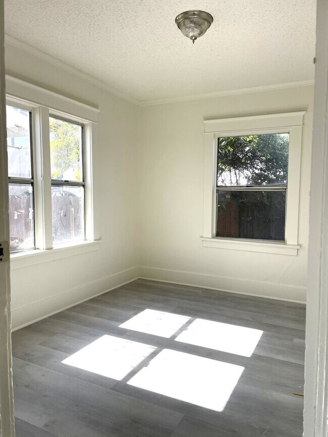 Building Photo - 469