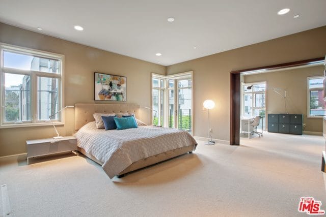 Building Photo - 447 N Doheny Dr