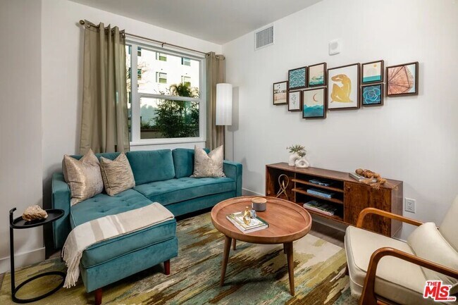 Building Photo - 10568 Gateway Prom