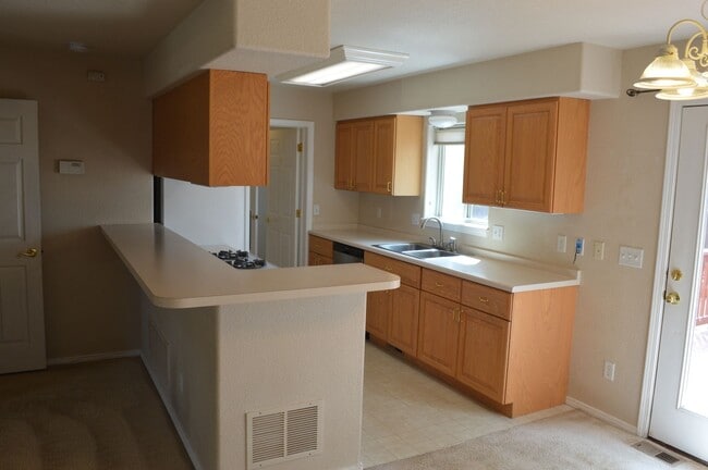 Building Photo - Woodland Park Townhouse!